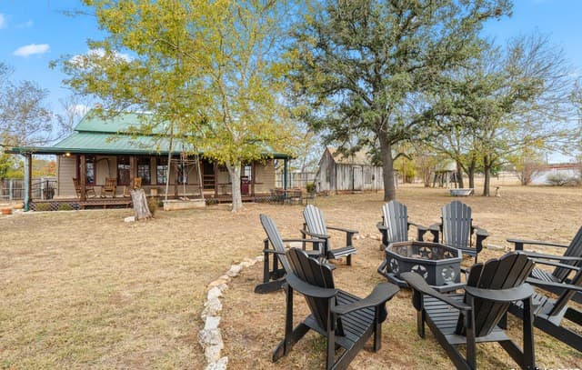 4-bedroom rental at 3499 Us Highway 290 in Fredericksburg, TX — photo 4