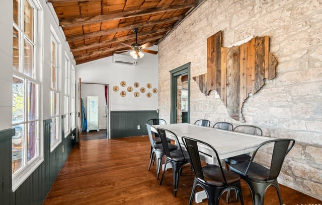 4-bedroom rental at 3499 Us Highway 290 in Fredericksburg, TX — photo 5