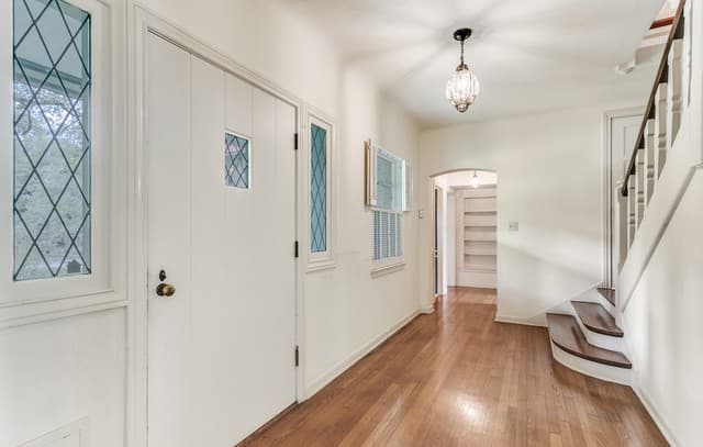 6-bedroom rental at 144 Thelma in San Antonio, TX — photo 3
