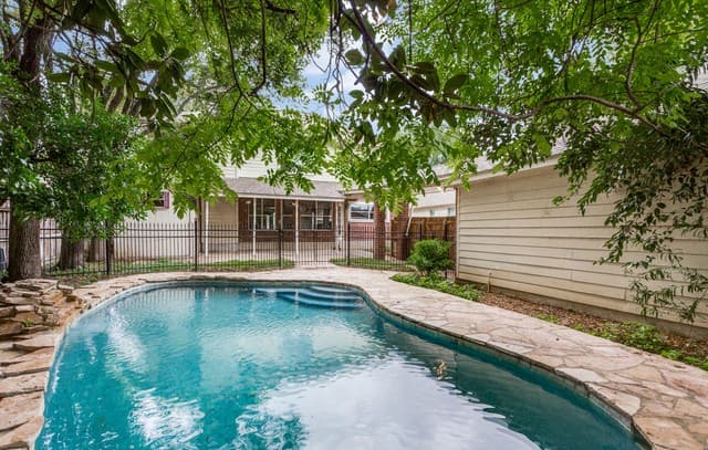 4-bedroom rental at 13803 Shavano Glenn in San Antonio, TX — photo 2