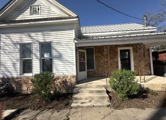 3-bedroom rental at 451 E Mitchell St in San Antonio, TX — photo 1