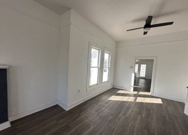 3-bedroom rental at 451 E Mitchell St in San Antonio, TX — photo 2
