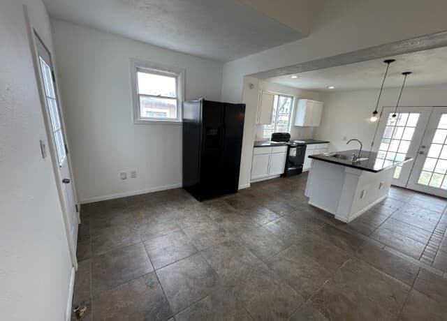 3-bedroom rental at 451 E Mitchell St in San Antonio, TX — photo 3
