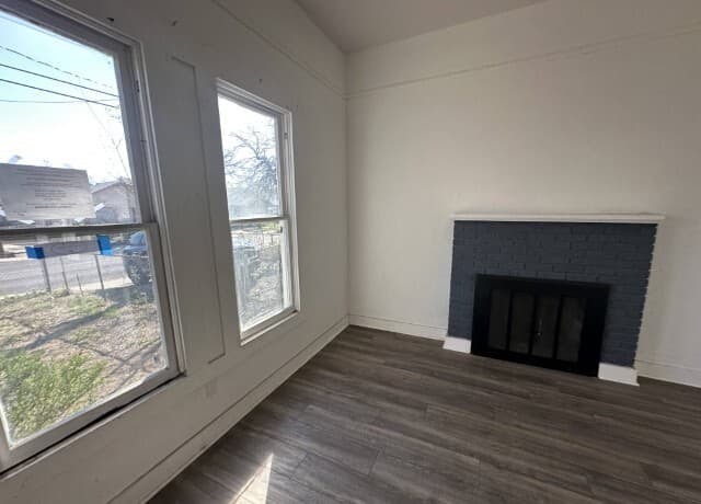 3-bedroom rental at 451 E Mitchell St in San Antonio, TX — photo 4