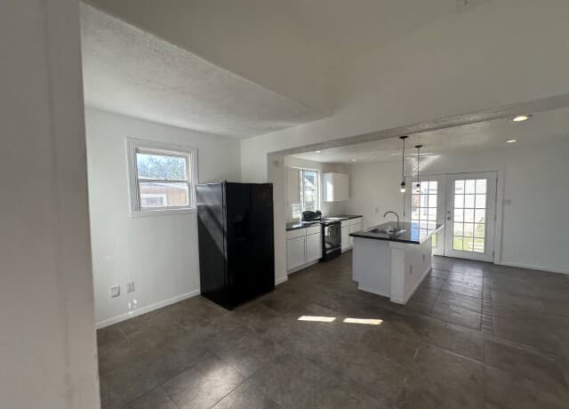 3-bedroom rental at 451 E Mitchell St in San Antonio, TX — photo 5