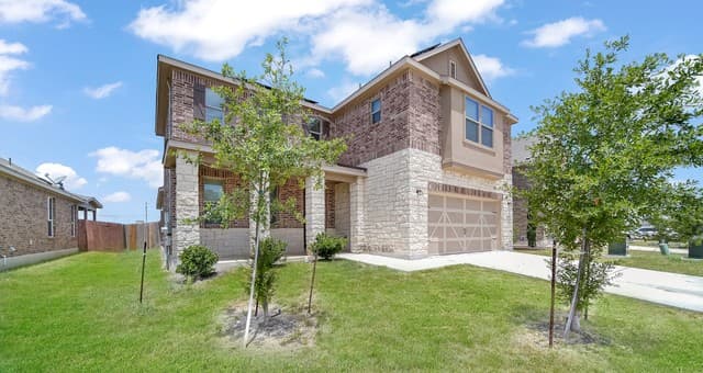 4-bedroom rental at 350 Colonial Blf in Universal City, TX — photo 3