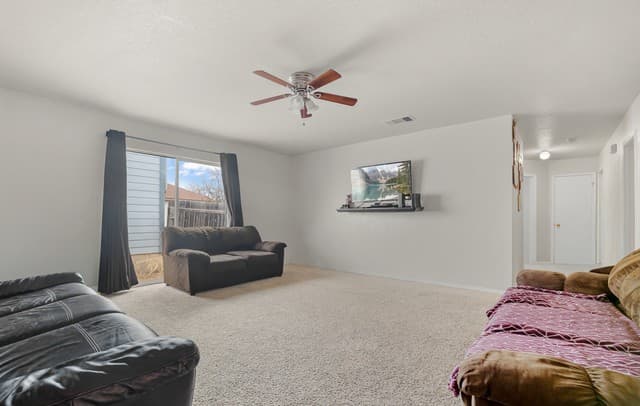 3-bedroom rental at 11010 Stagwood in San Antonio, TX — photo 5