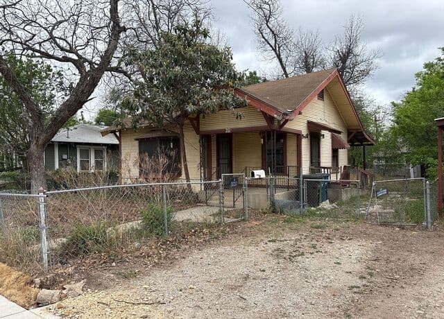 3-bedroom rental at 351 Barrett in San Antonio, TX — photo 1