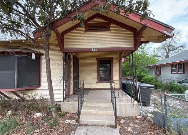3-bedroom rental at 351 Barrett in San Antonio, TX — photo 2