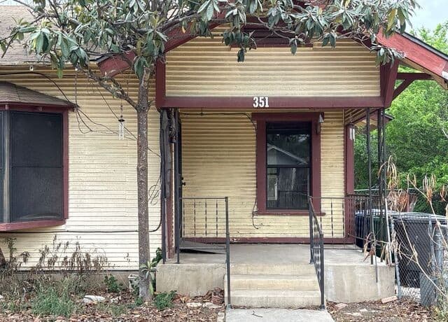 3-bedroom rental at 351 Barrett in San Antonio, TX — photo 3