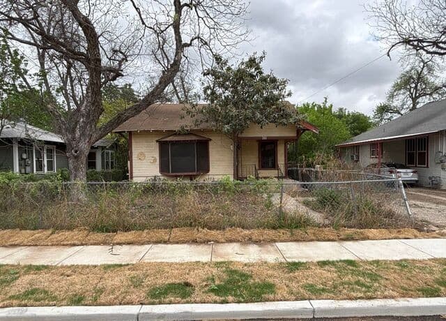 3-bedroom rental at 351 Barrett in San Antonio, TX — photo 5