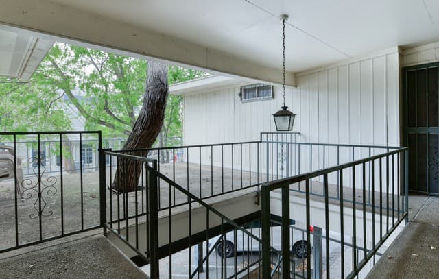1-bedroom rental at 215 W Mistletoe Unit E in San Antonio, TX — photo 2