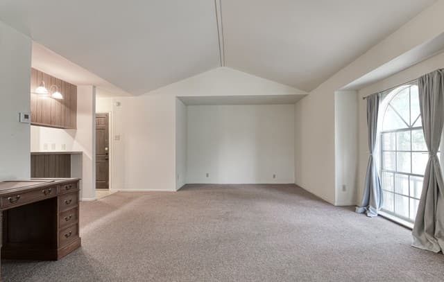 1-bedroom rental at 215 W Mistletoe Unit E in San Antonio, TX — photo 4