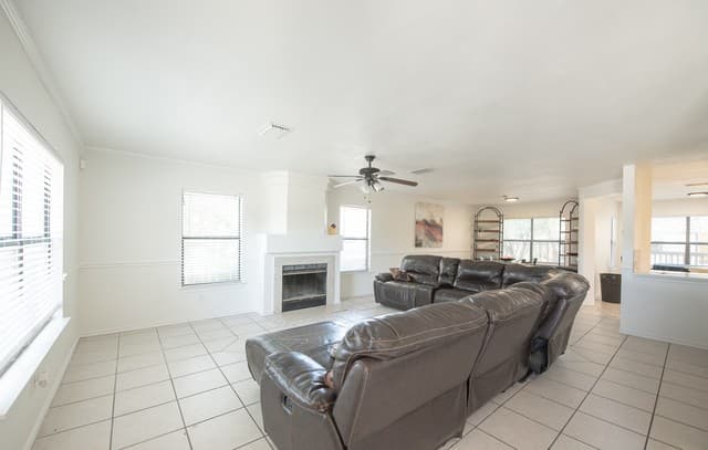 4-bedroom rental at 15822 Pleasant Well Drive in San Antonio, TX — photo 3