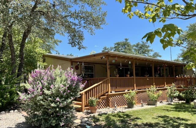 3-bedroom rental at 3187 County Road 361 in Utopia, TX — photo 4