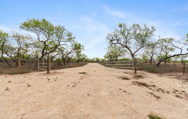 rental at 2161 County Road 124 in Floresville, TX — photo 1