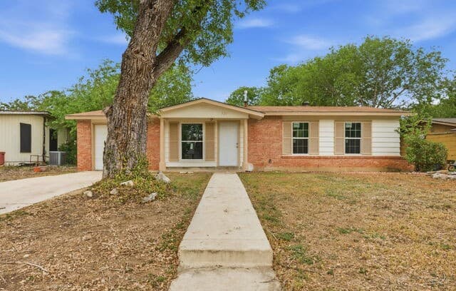 3-bedroom rental at 221 Park in Universal City, TX — photo 1