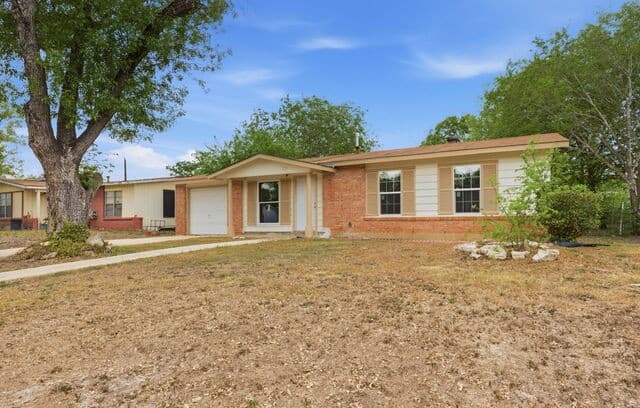 3-bedroom rental at 221 Park in Universal City, TX — photo 2