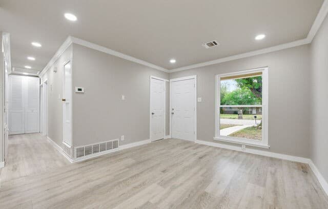 3-bedroom rental at 221 Park in Universal City, TX — photo 5