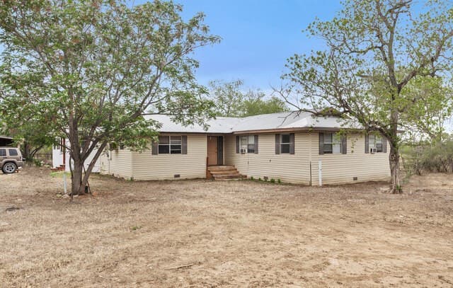 4-bedroom rental at 509 W County Road 678 in Natalia, TX — photo 2