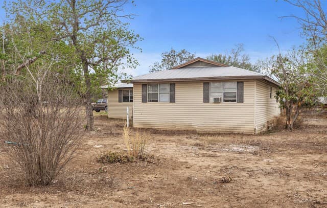 4-bedroom rental at 509 W County Road 678 in Natalia, TX — photo 3