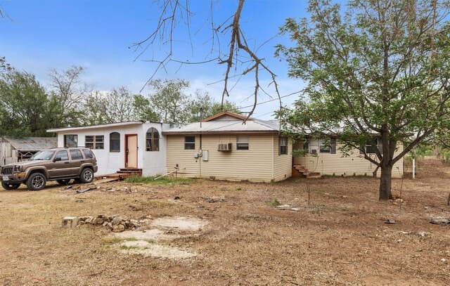 4-bedroom rental at 509 W County Road 678 in Natalia, TX — photo 4