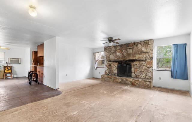 4-bedroom rental at 509 W County Road 678 in Natalia, TX — photo 5