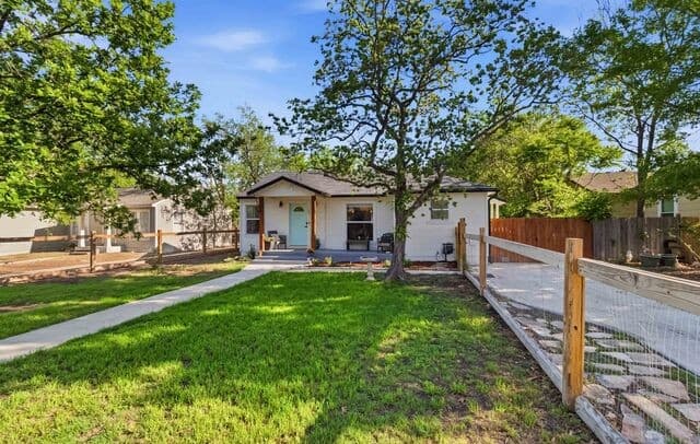 3-bedroom rental at 124 Bryn Mawr in San Antonio, TX — photo 1