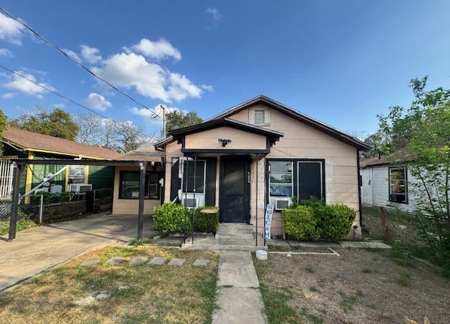 3-bedroom rental at 132 Parkview in San Antonio, TX — photo 1
