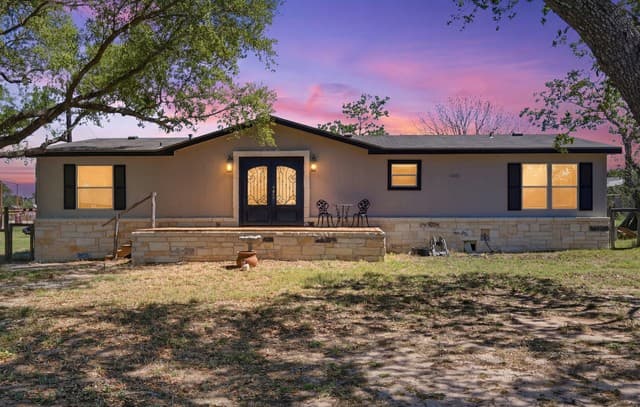 3-bedroom rental at 205 Creekview in Floresville, TX — photo 2