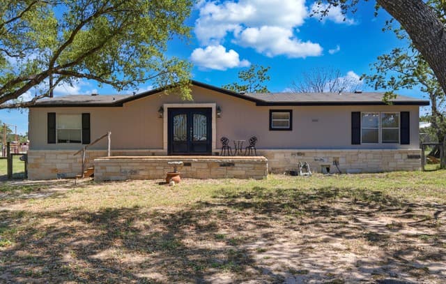 3-bedroom rental at 205 Creekview in Floresville, TX — photo 3