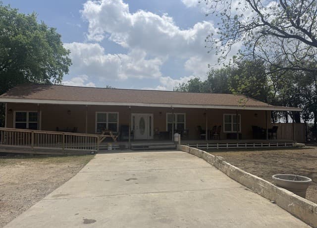 4-bedroom rental at 210 W Quill in San Antonio, TX — photo 2