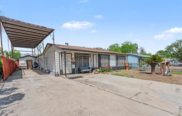 4-bedroom rental at 255 Lansing Ln in San Antonio, TX — photo 2