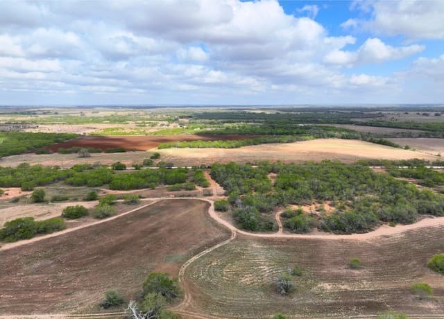 rental at 2612 County Road 232 in Floresville, TX — photo 4
