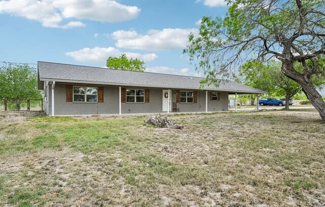 3-bedroom rental at 748 Fm 2102 in Kenedy, TX — photo 5