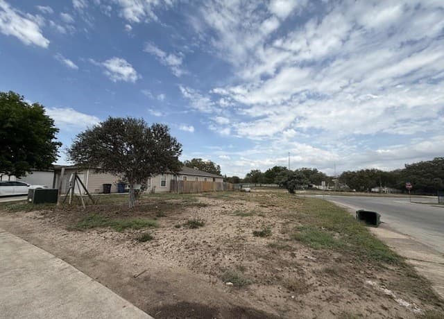 rental at 7819 Mg Road in San Antonio, TX — photo 2