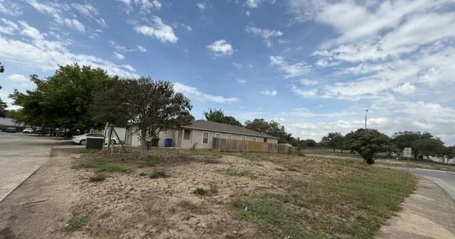 rental at 7819 Mg Road in San Antonio, TX — photo 3