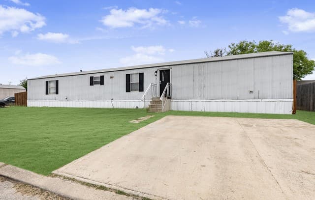 3-bedroom rental at 5014 Donner Lake in San Antonio, TX — photo 2