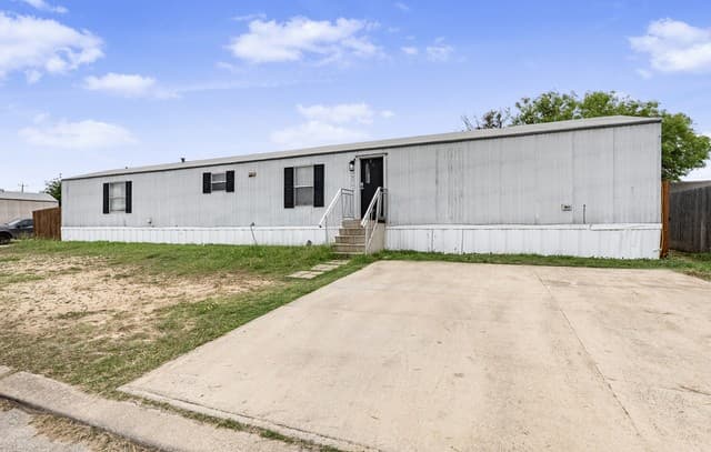 3-bedroom rental at 5014 Donner Lake in San Antonio, TX — photo 3