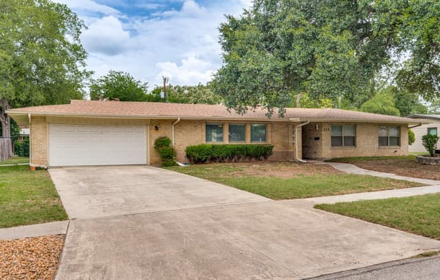 3-bedroom rental at 223 Beechwood in San Antonio, TX — photo 1