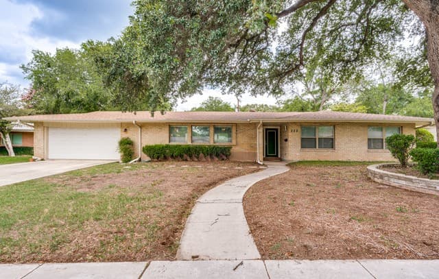 3-bedroom rental at 223 Beechwood in San Antonio, TX — photo 2