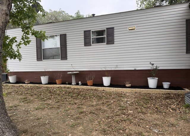 2-bedroom rental at 240 Creekside in Floresville, TX — photo 2