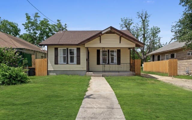 2-bedroom rental at 637 Canton in San Antonio, TX — photo 1