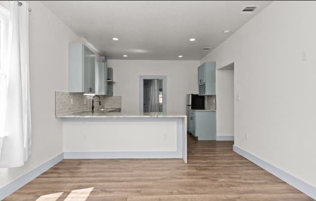 2-bedroom rental at 637 Canton in San Antonio, TX — photo 2
