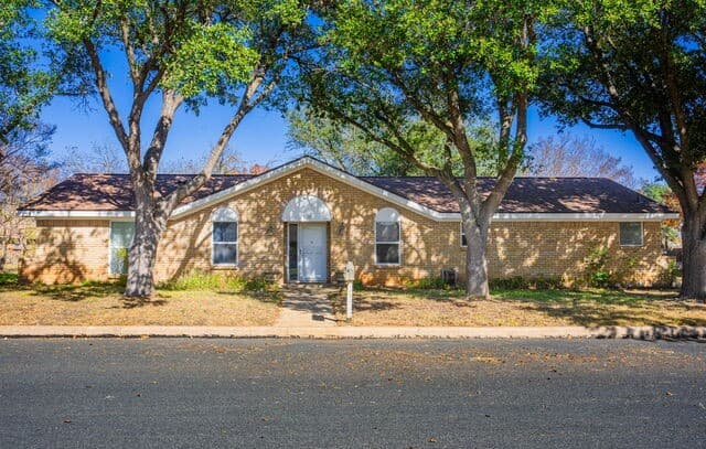 4-bedroom rental at 106 Seamoor in Fredericksburg, TX — photo 1