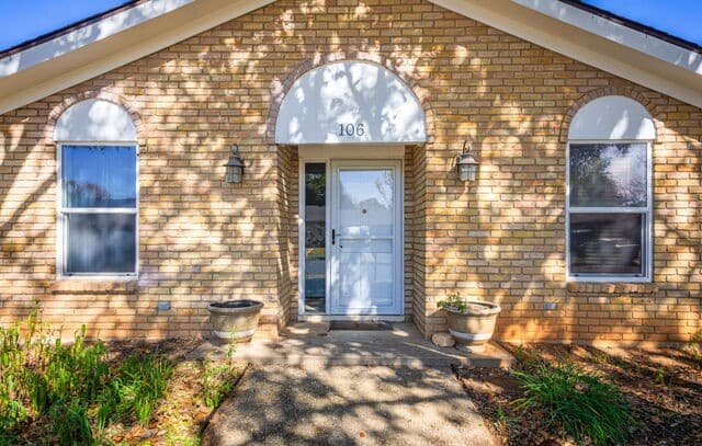 4-bedroom rental at 106 Seamoor in Fredericksburg, TX — photo 2