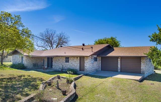 3-bedroom rental at 542 Ranch to Market 473 in Comfort, TX — photo 2