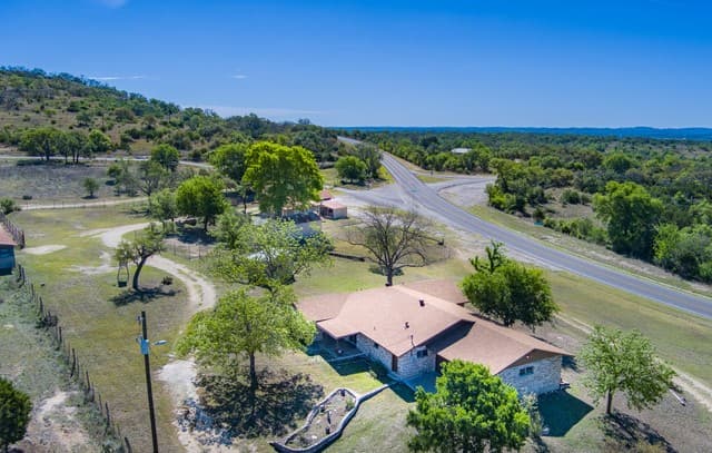 3-bedroom rental at 542 Ranch to Market 473 in Comfort, TX — photo 3