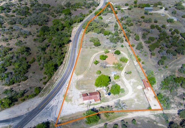 3-bedroom rental at 542 Ranch to Market 473 in Comfort, TX — photo 5