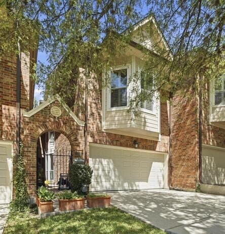 3-bedroom rental at 145 Elizabeth in Alamo Heights, TX — photo 2